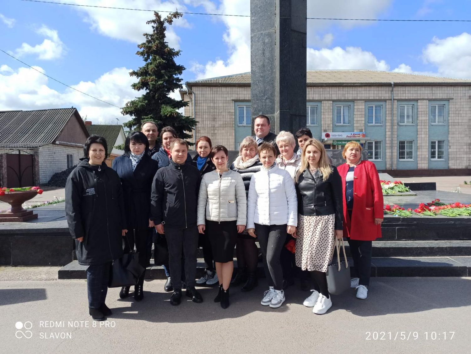 Колектив КНП "ЦПМСД" Черняхівської селищної ради 9 травня 2021 року, покладання квітів